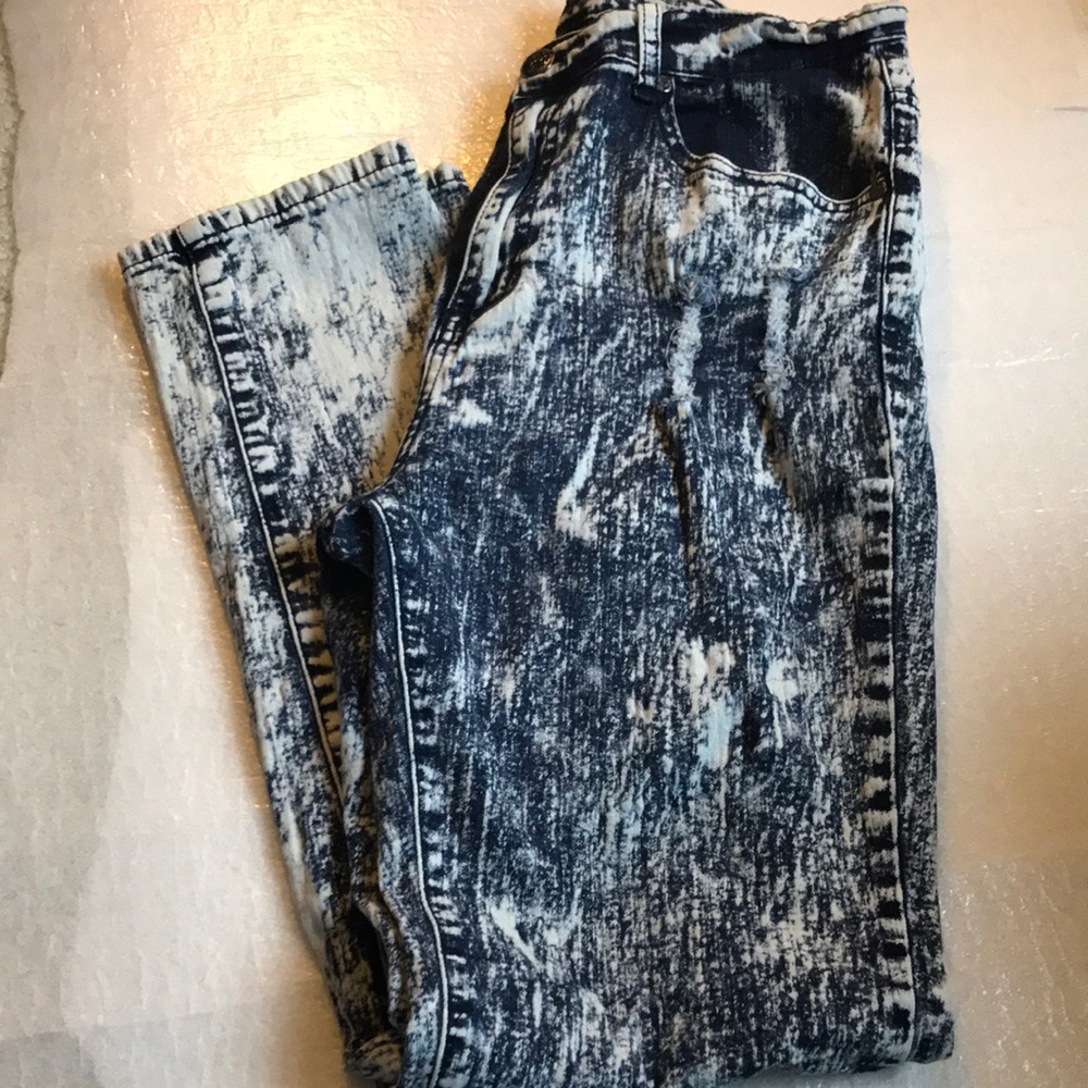 Stonewashed Ripped Jeans - Picture 3 of 9